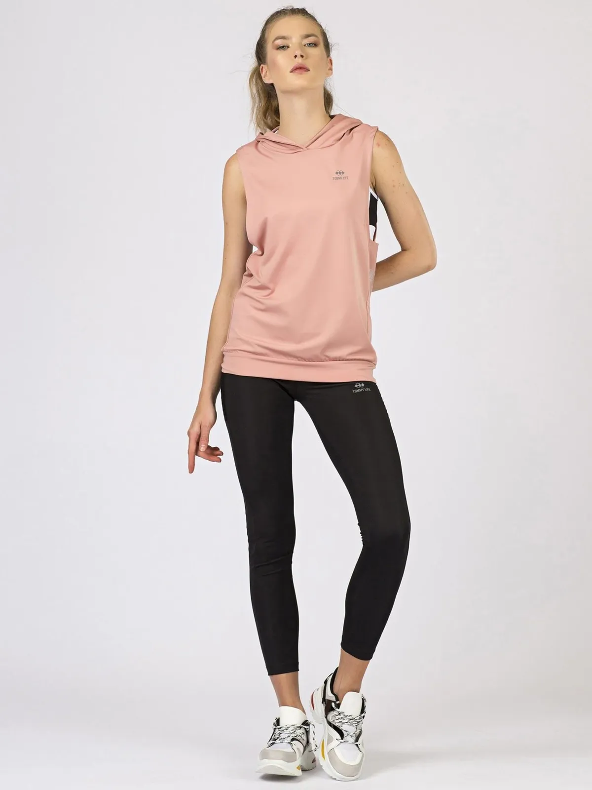 TOMMY LIFE Biała bluza z kapturem - zdjęcie 4