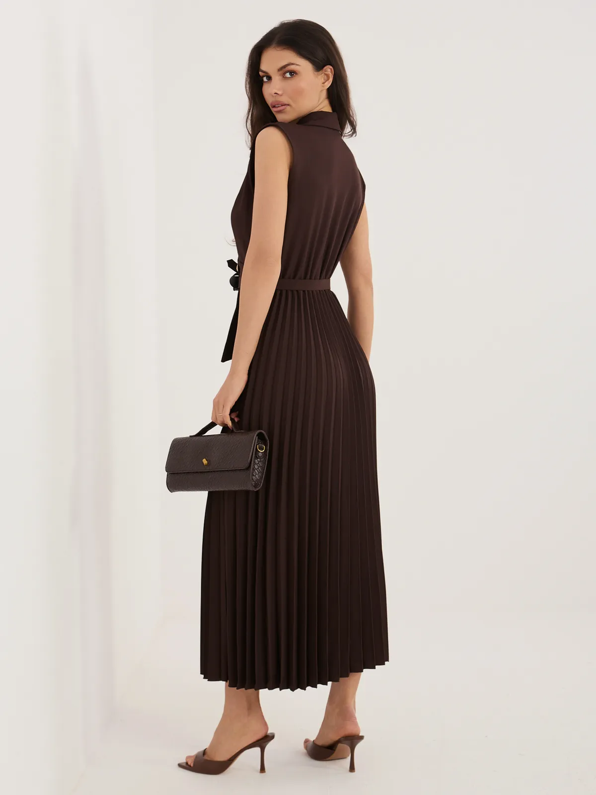 Sukienka z plisowanym dołem i paskiem - zdjęcie 1