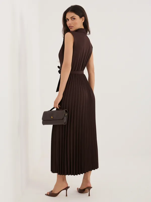 Sukienka z plisowanym dołem i paskiem