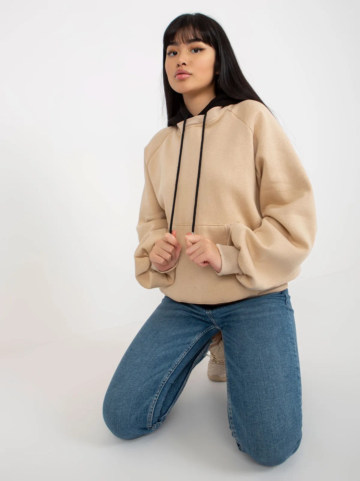 Beżowo-czarna luźna dresowa bluza basic z kapturem - zdjęcie 1