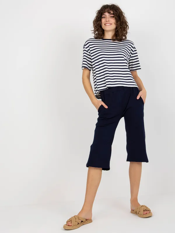 Granatowo-biały letni komplet basic z t-shirtem w paski - widok 2