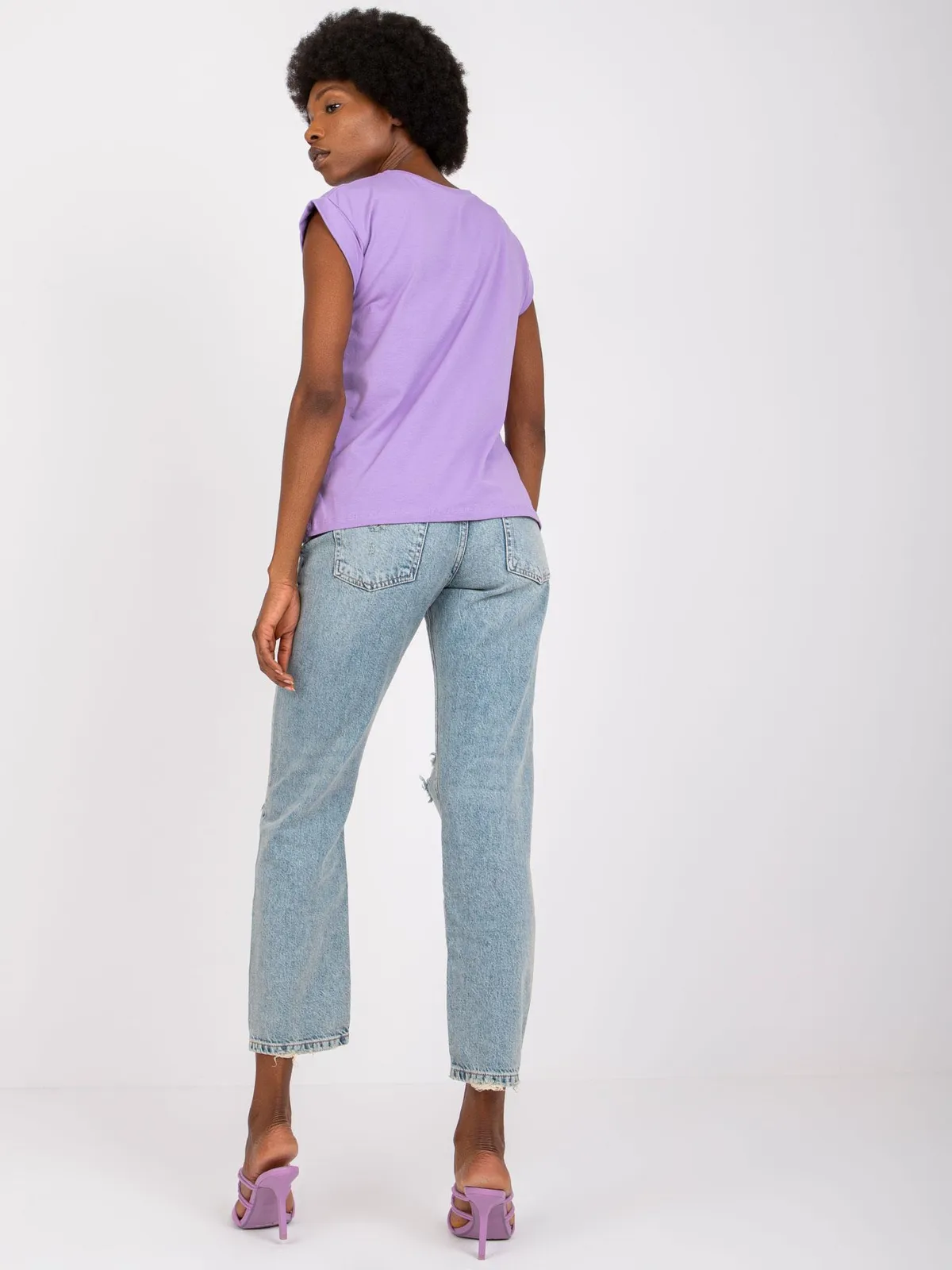 Casualowy T-shirt z podwiniętymi rękawami - zdjęcie 1