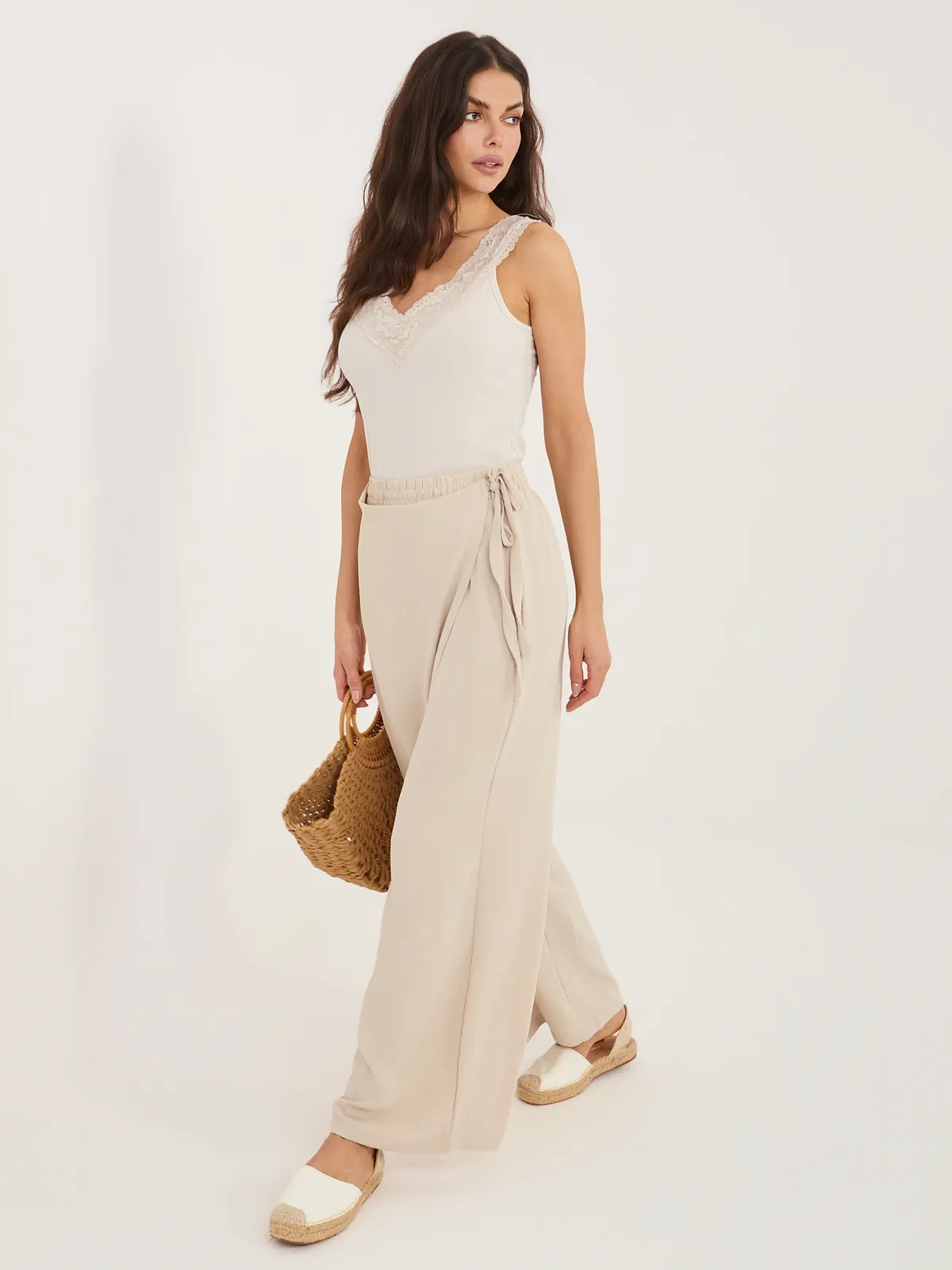 Wygodne spodnie z szerokimi nogawkami na lato - zdjęcie 1