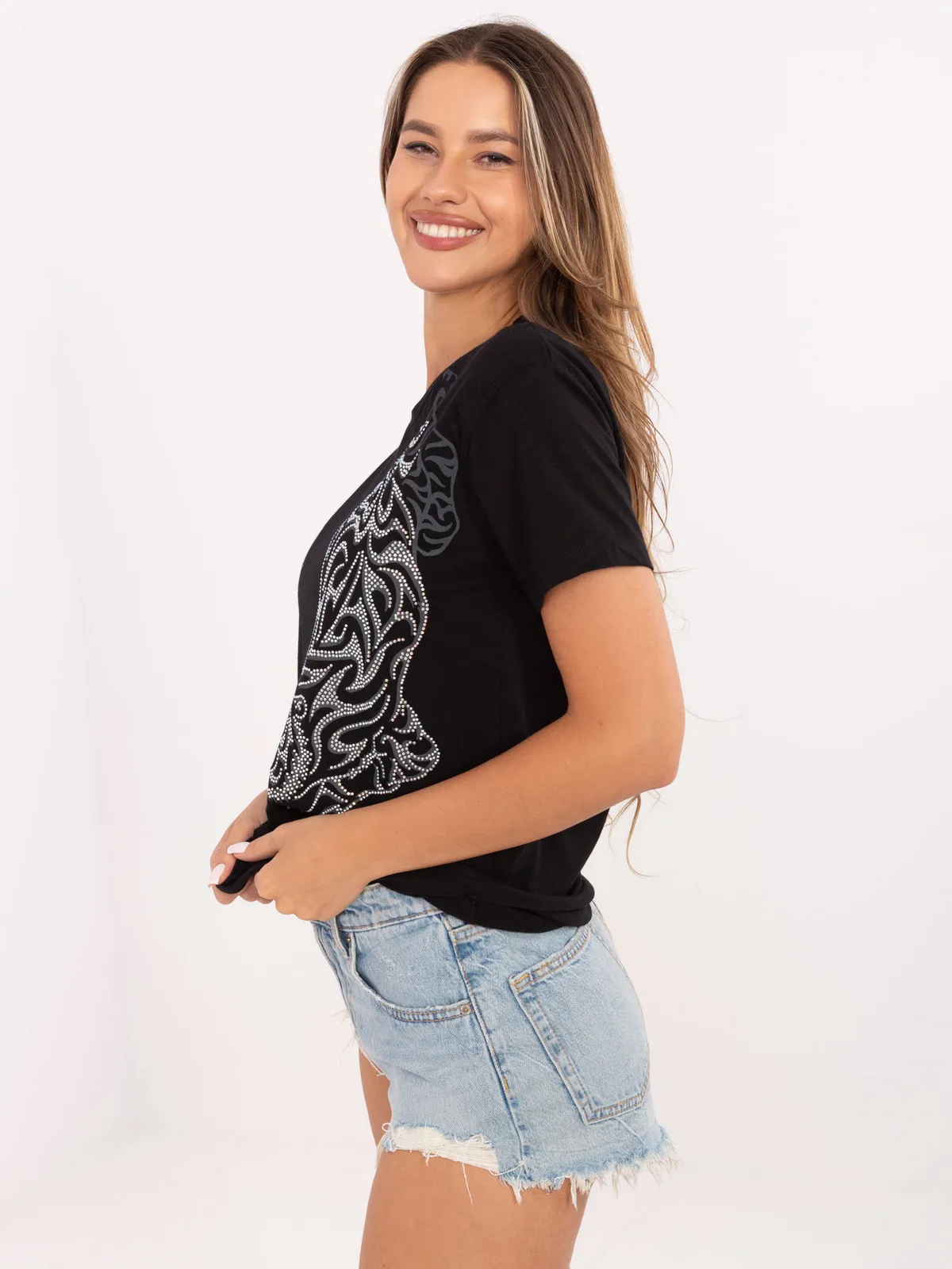 T-shirt casualowy z błyszczącym zdobieniem typu dżety - zdjęcie 1