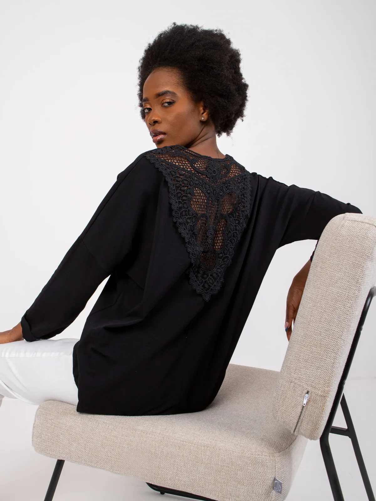 Casualowa bluzka oversize z dekoracyjną koronką na plecach - zdjęcie 1