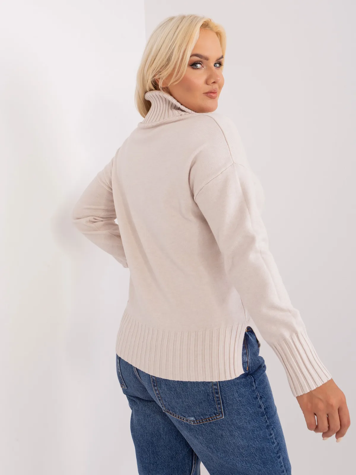 Jasnobeżowy damski sweter plus size z rozcięciami - zdjęcie 4