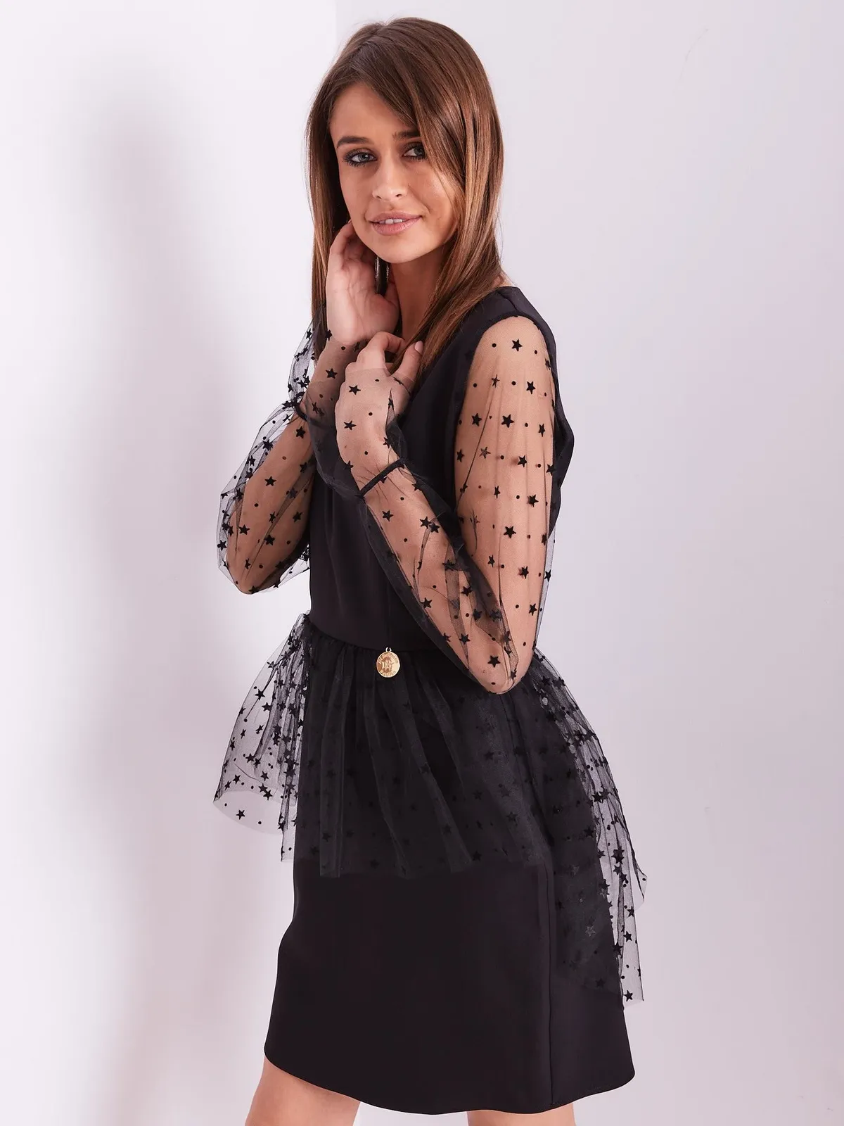 Elegancka czarna sukienka z tiulowymi rękawami - zdjęcie 4