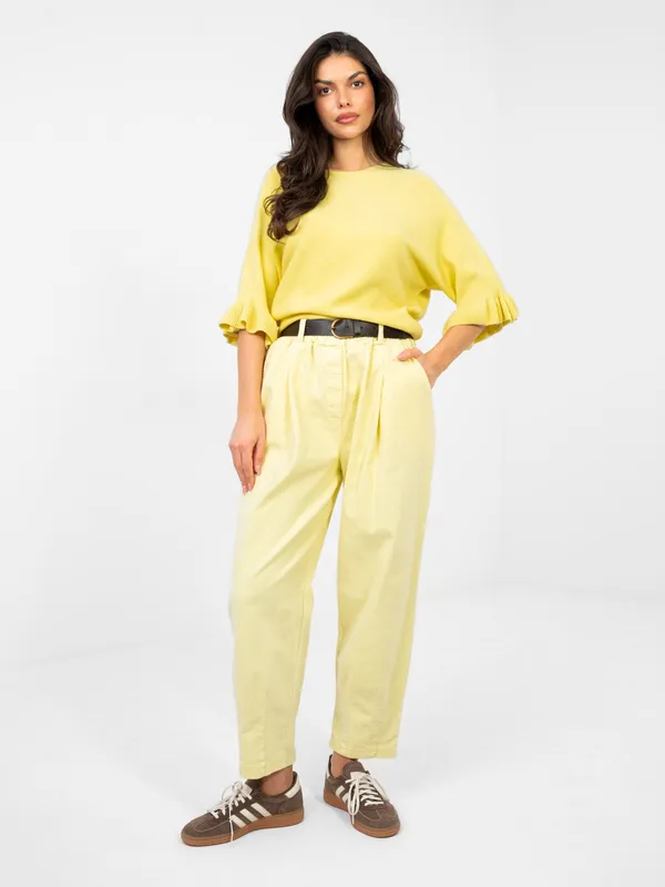 Sweter oversize z ozdobnymi falbankami przy rękawach