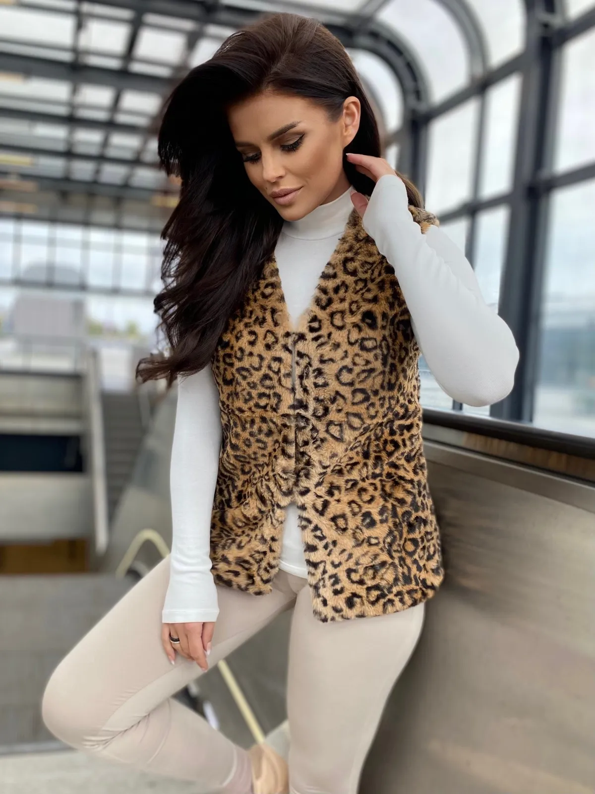 Krótka kamizelka o zwierzęcym wzorze w stylu glamour - zdjęcie 1