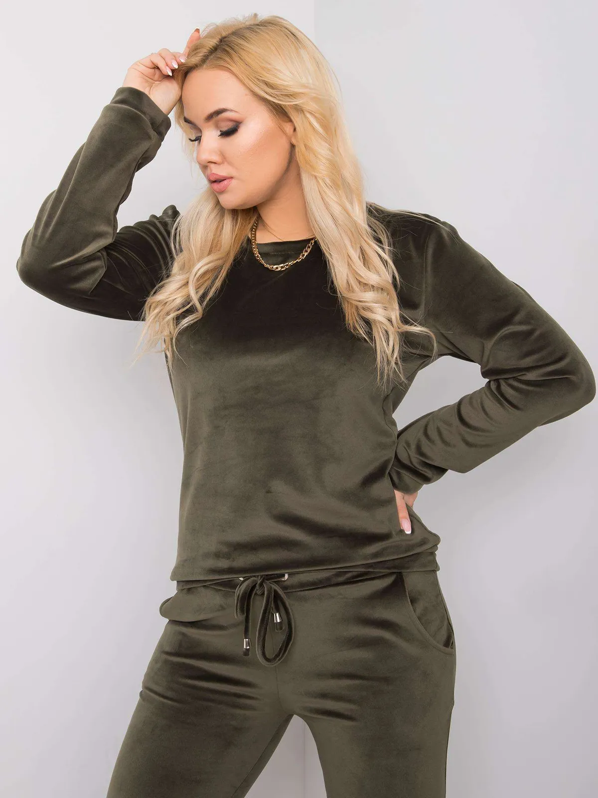 Camelowy komplet welurowy plus size - zdjęcie 3