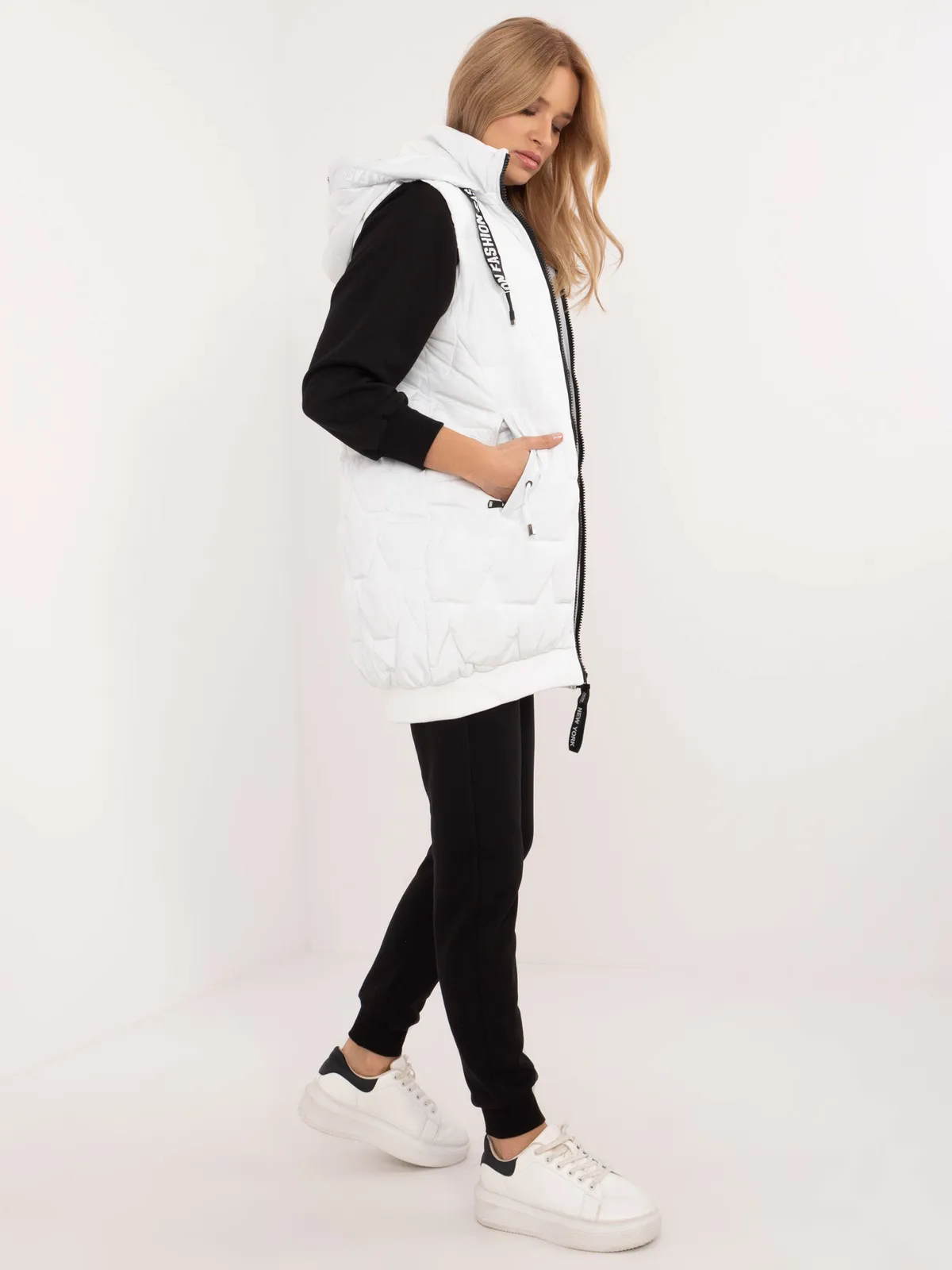 Pikowana kamizelka z kapturem w miejskim stylu - zdjęcie 1