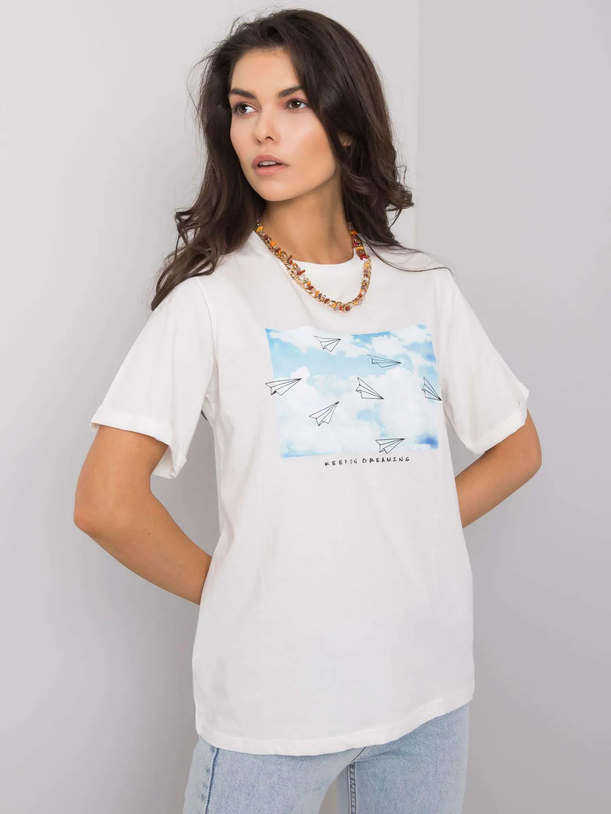 Biały damski t-shirt z printem - zdjęcie 3