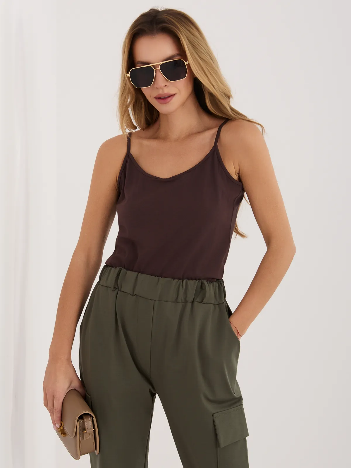 Minimalistyczny top na cienkich ramiączkach do stylizacji casual - zdjęcie 4