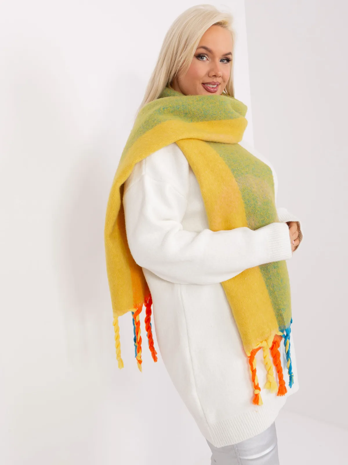 Długi szalik z dekoracyjnymi plecionymi frędzlami - zdjęcie 1