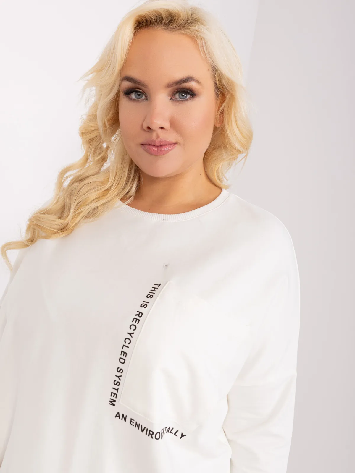 Kobaltowa bluzka plus size z okrągłym dekoltem - zdjęcie 4