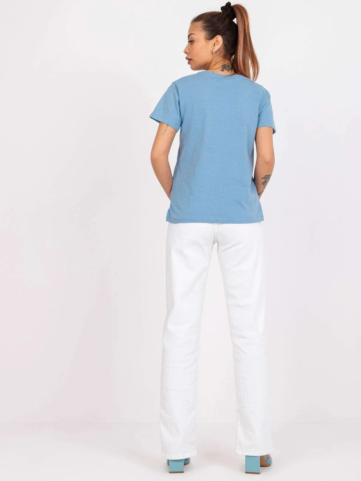 Klasyczny T-shirt z dekoltem w serek - zdjęcie 1