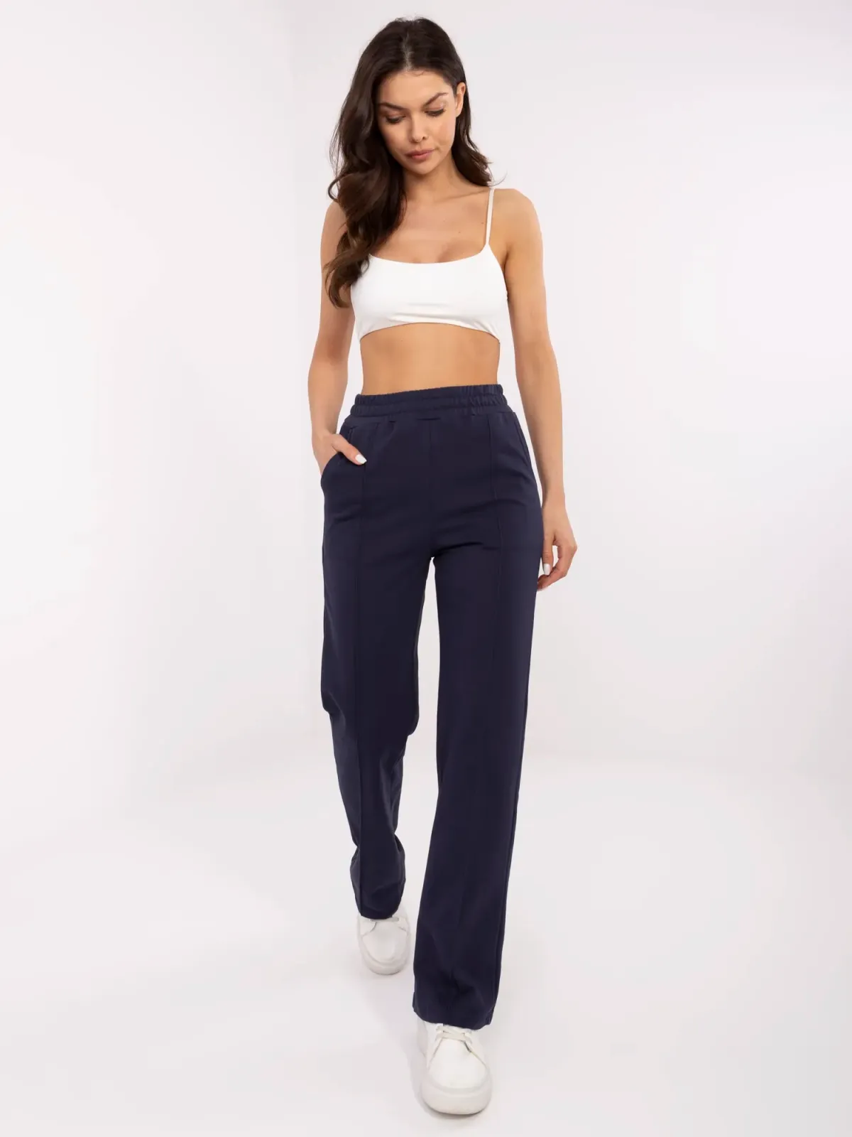 Wygodne spodnie dresowe z przeszyciami w kant - zdjęcie 1