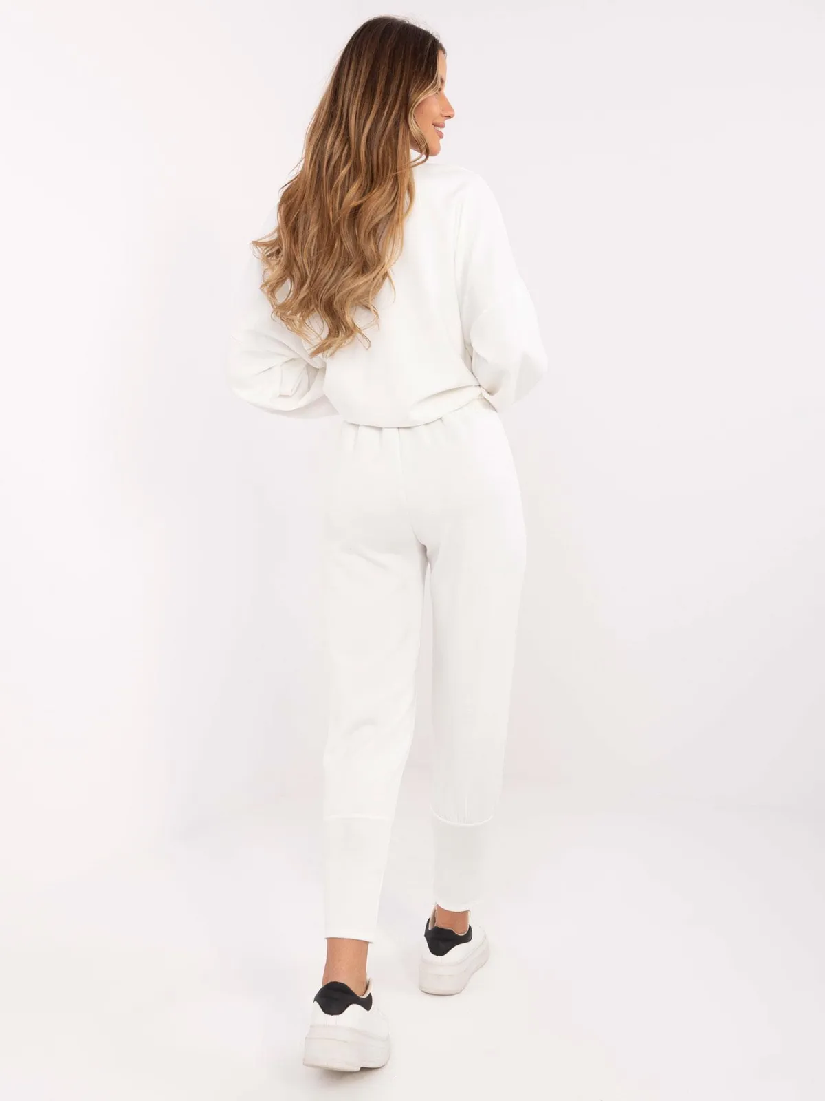 Wygodne spodnie dresowe z wiązaniem w pasie - zdjęcie 1