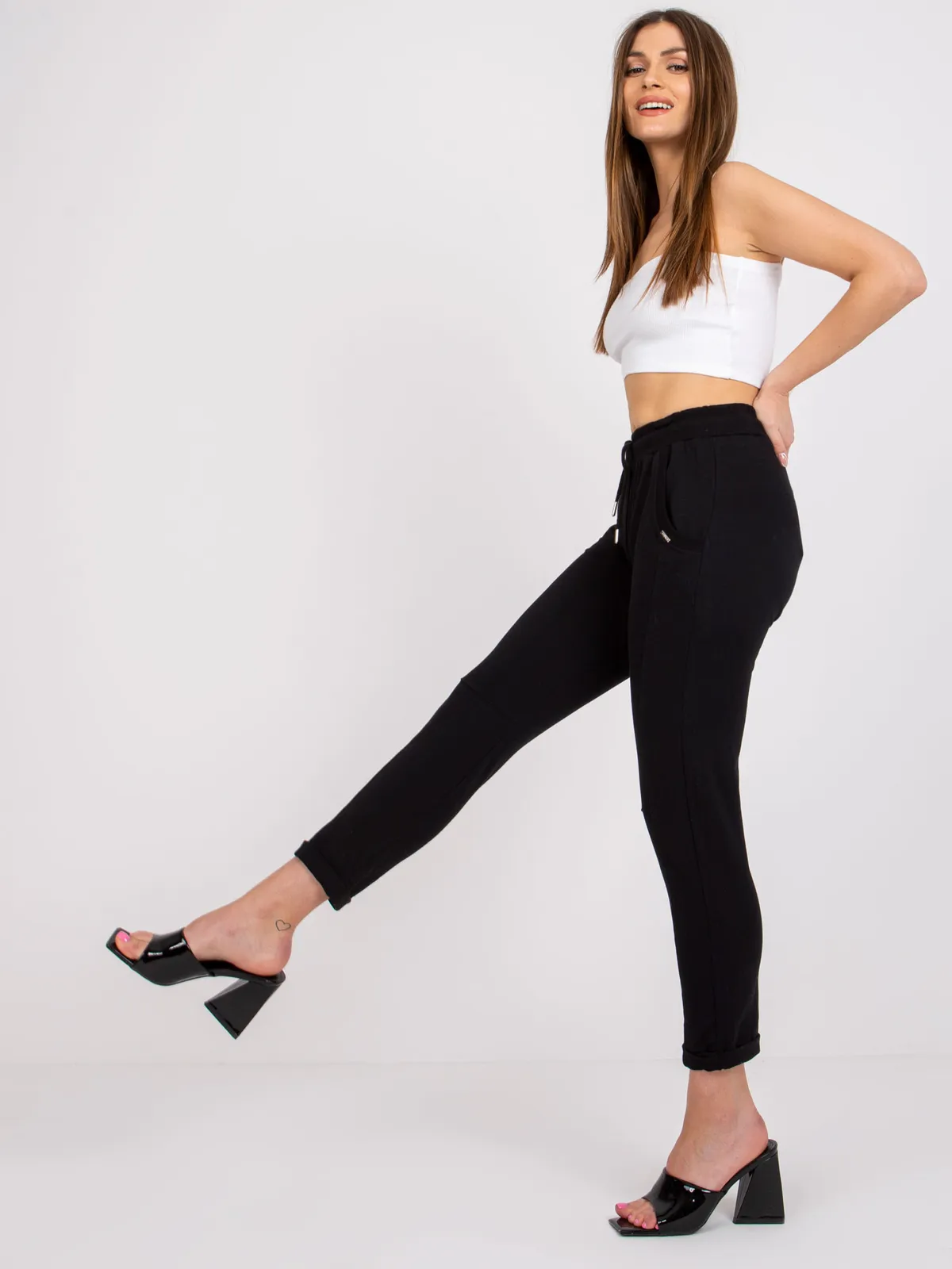 Wygodne spodnie dresowe z wiązaniem w pasie - zdjęcie 1