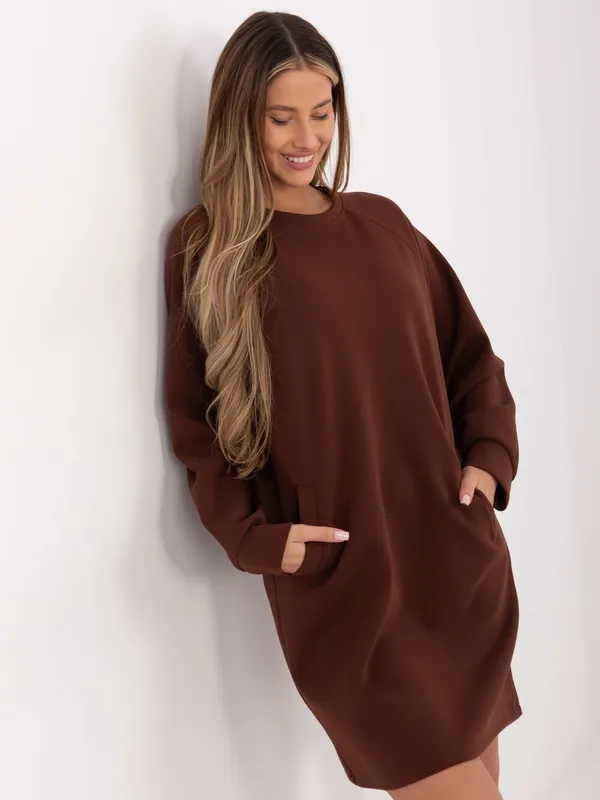 Dresowa sukienka oversize z praktycznymi kieszeniami - widok 2