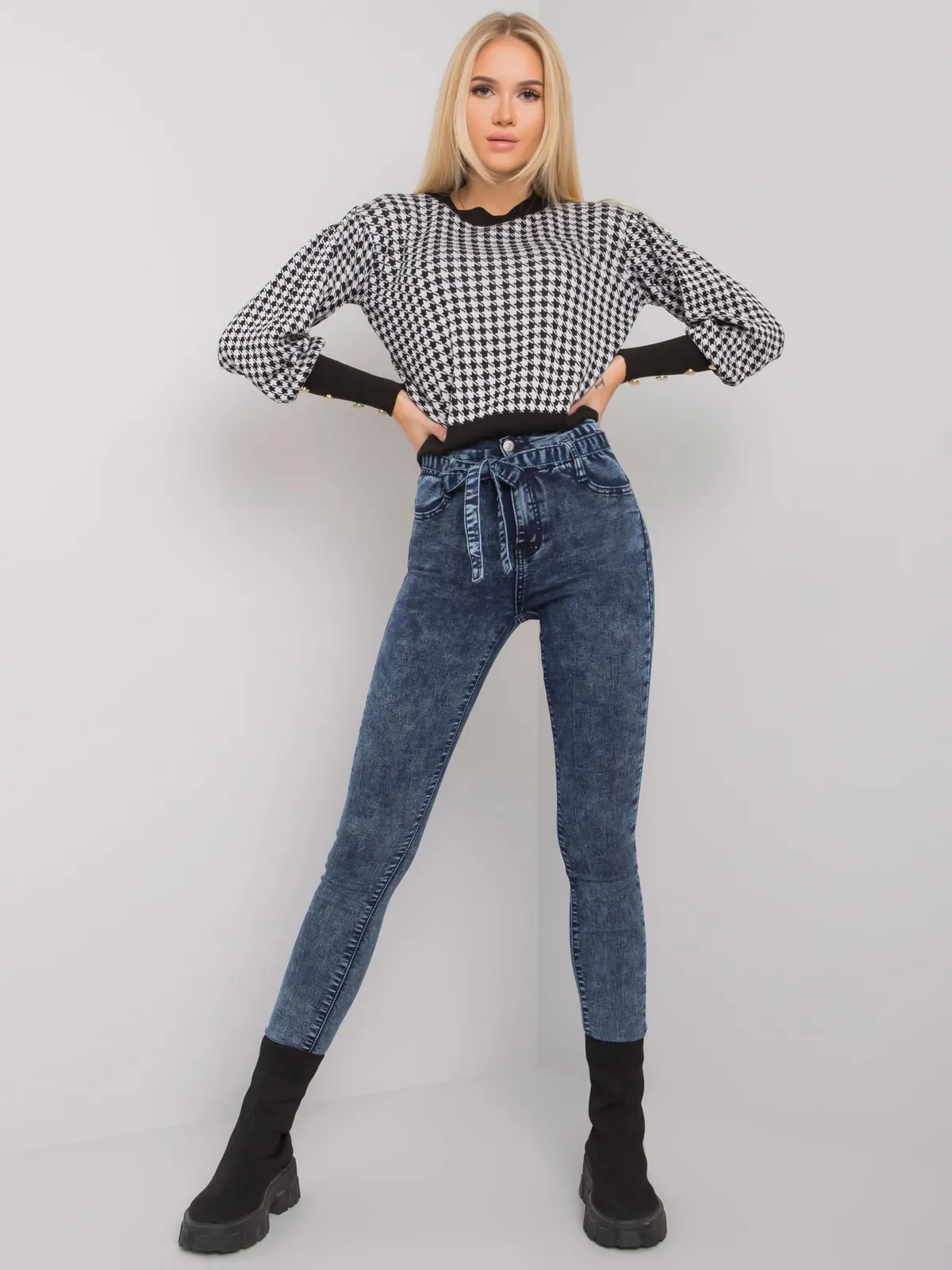 Niebieskie jeansy slim fit z paskiem - zdjęcie 4