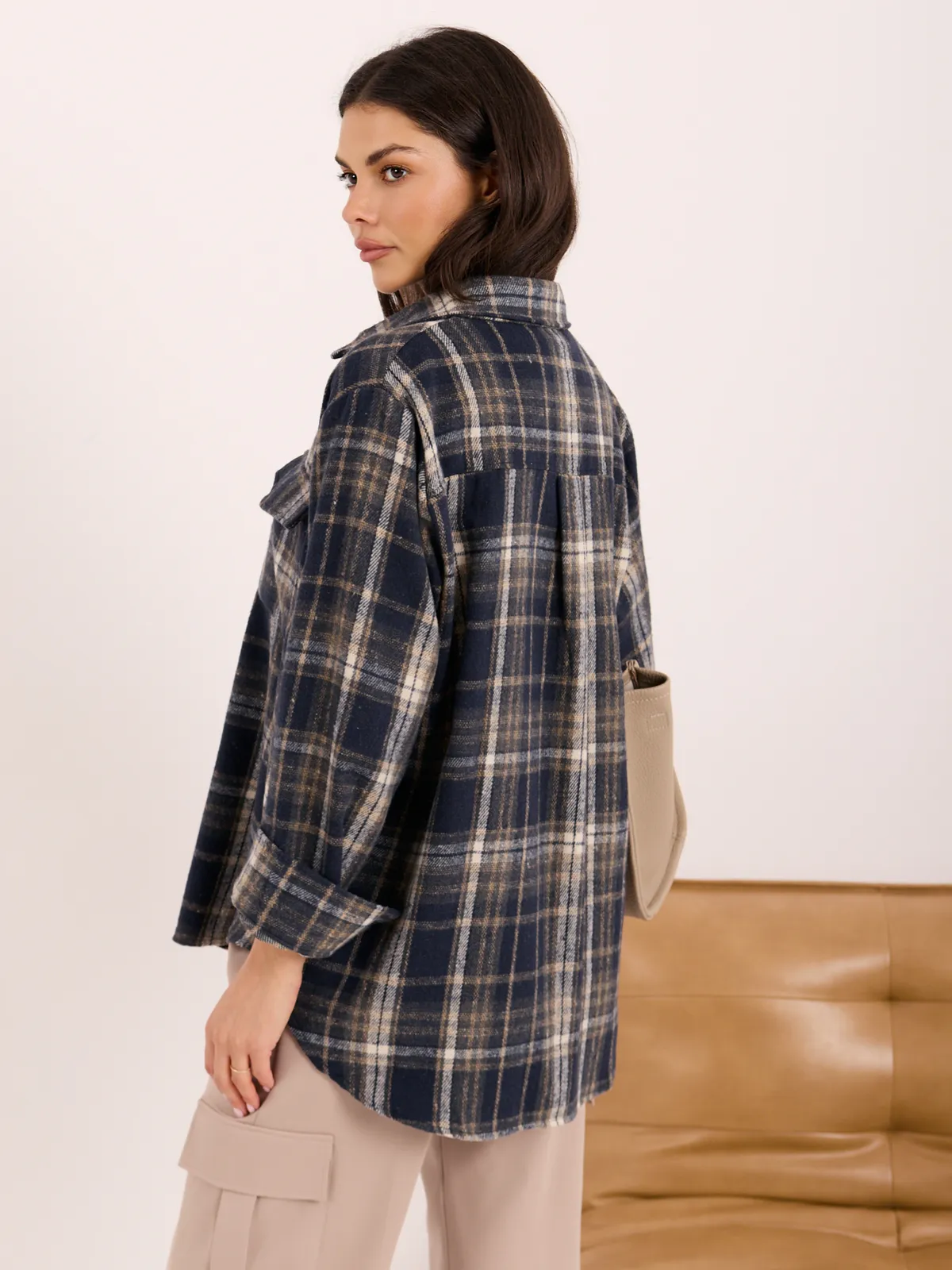 Koszula w kratę o kroju oversize - zdjęcie 5