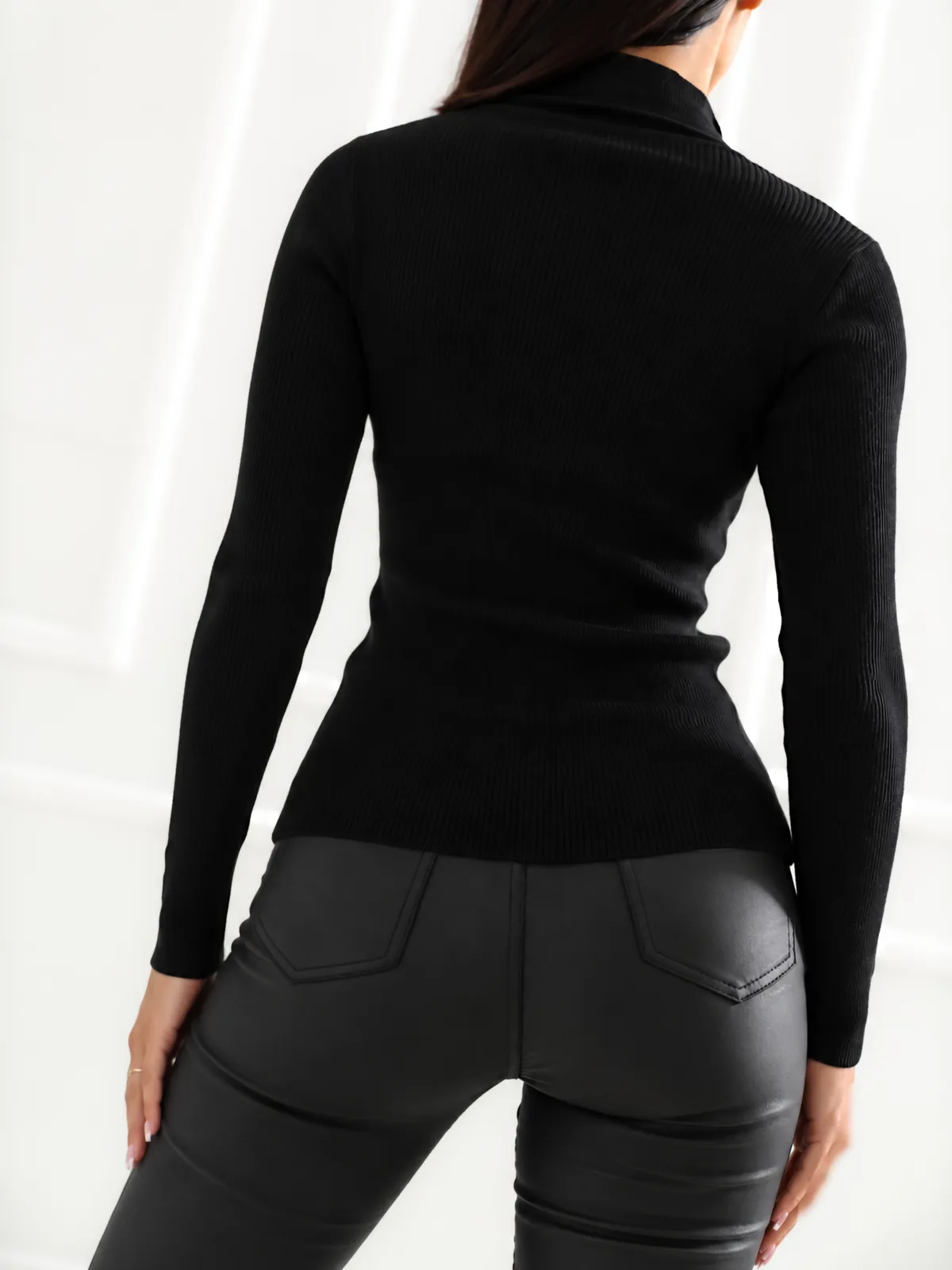 Dopasowany sweter prążkowany z ozdobnymi guzikami - zdjęcie 4