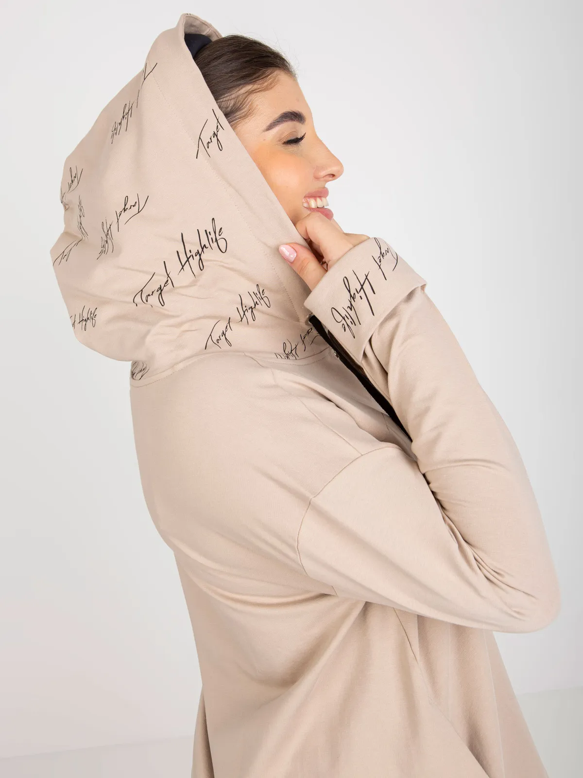 Ciemnozielona rozpinana bluza plus size z napisami - zdjęcie 4