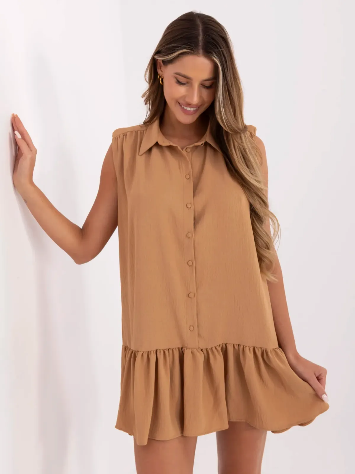 Sukienka koszulowa bez rękawów z falbaną - zdjęcie 1