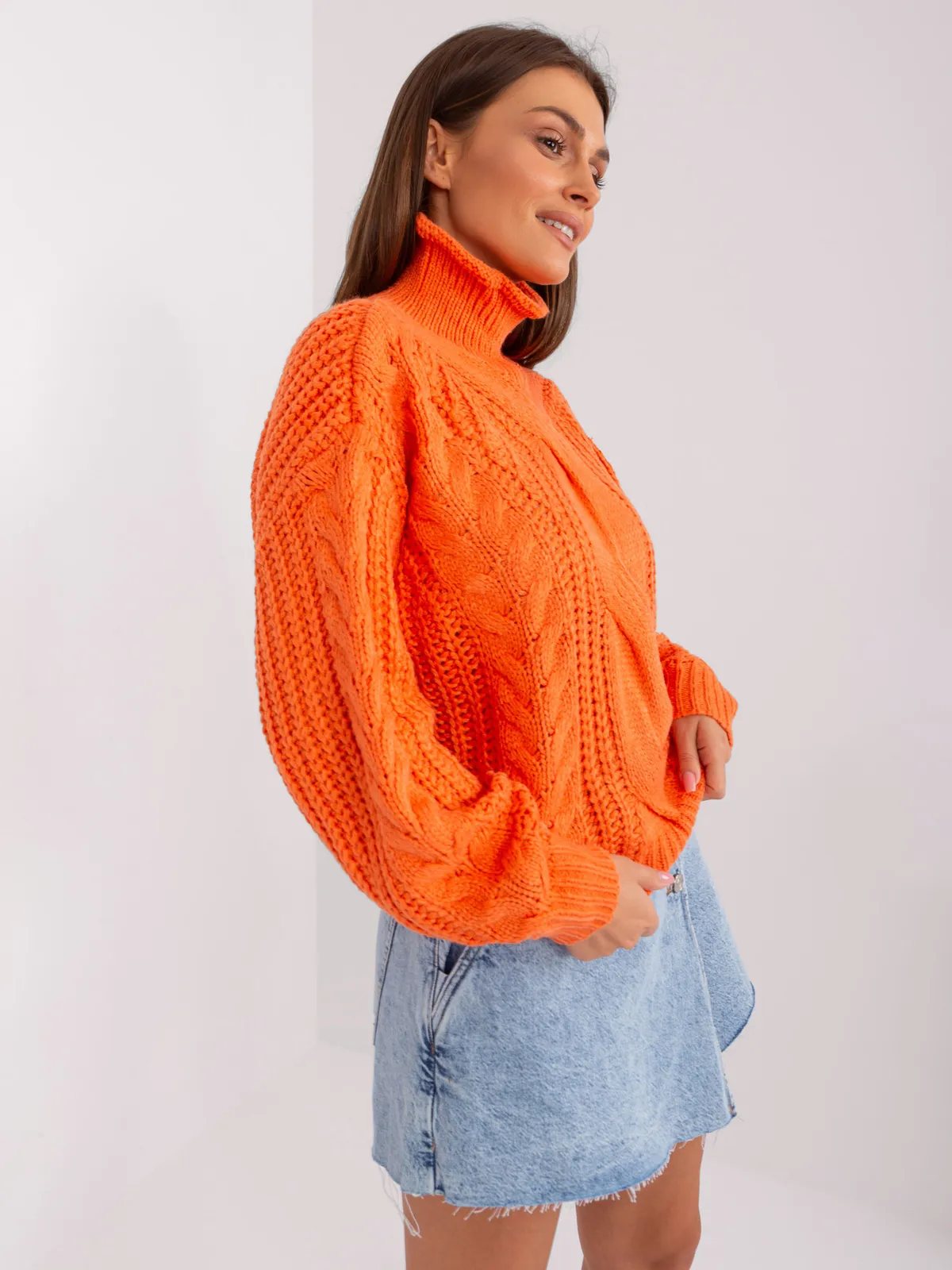 Ecru damski sweter oversize z warkoczami - zdjęcie 2
