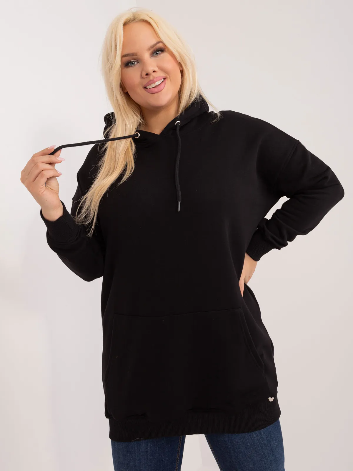 Czarna bawełniana bluza plus size z kapturem - zdjęcie 2