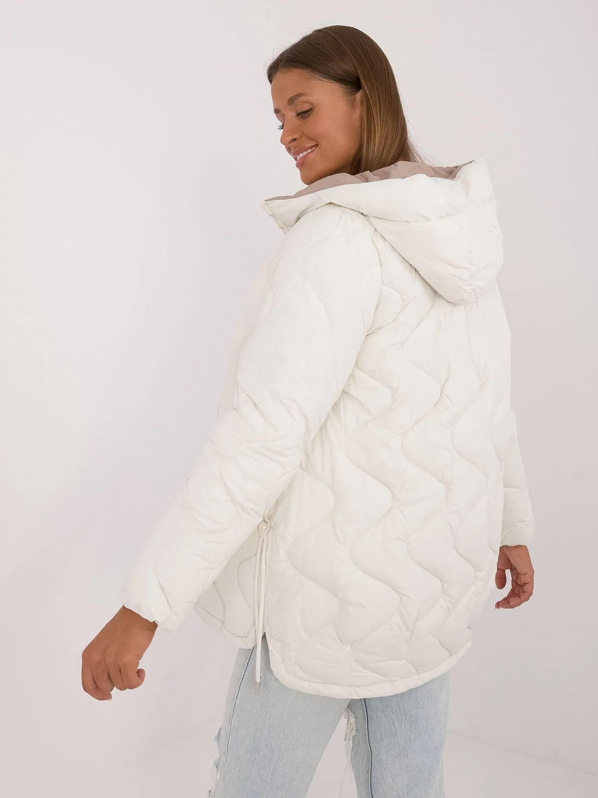 Pikowana kurtka z kapturem i ściąganym dołem - zdjęcie 1