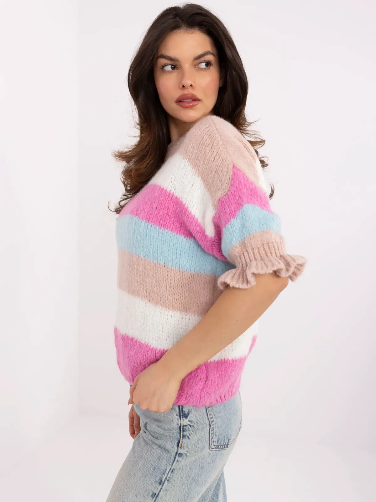 Sweter w paski z dekoracyjnymi falbankami przy rękawach - zdjęcie 1