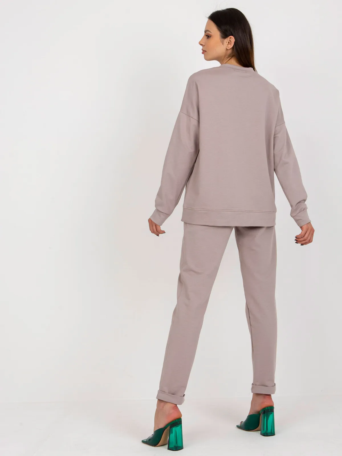 Camelowy komplet casualowy z bluzą - zdjęcie 3