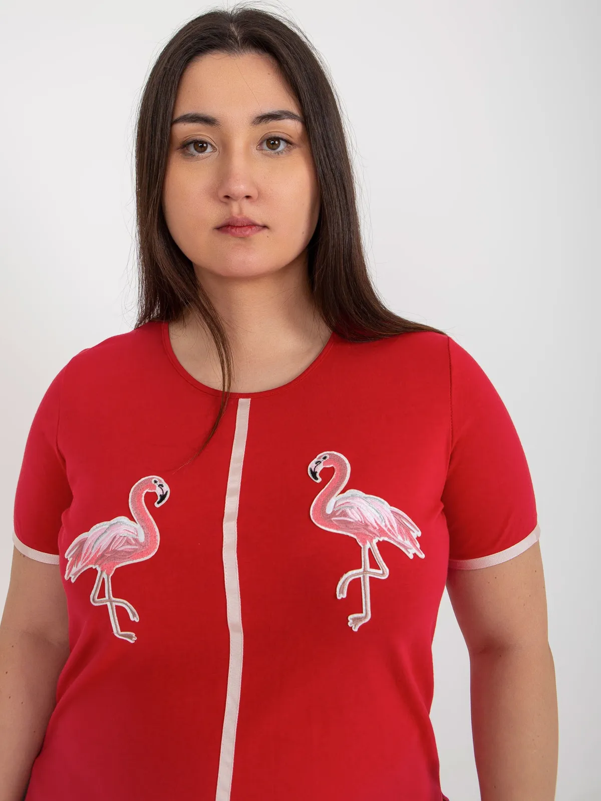 Czerwony damski t-shirt plus size z naszywkami - zdjęcie 3