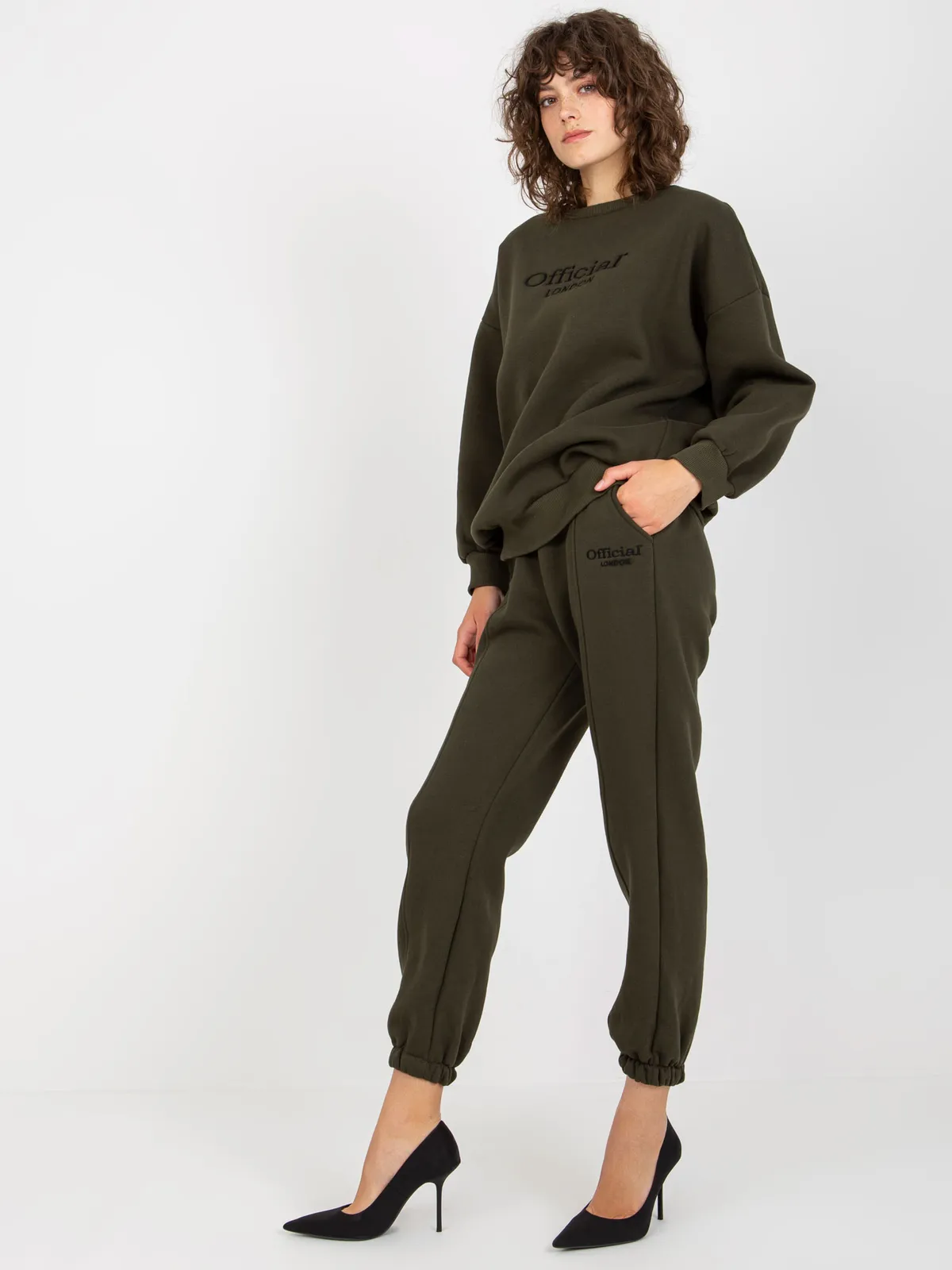 Khaki dwuczęściowy komplet dresowy z napisami - zdjęcie 1