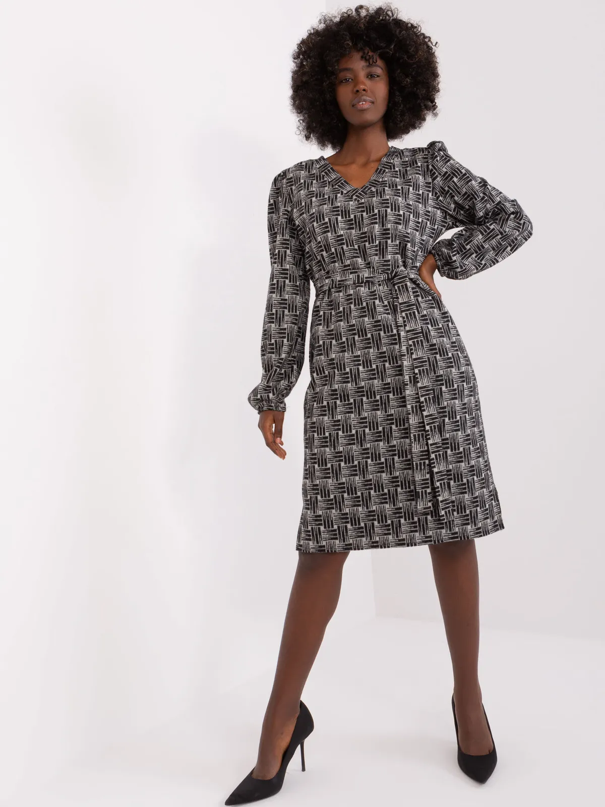 Wizytowa sukienka midi z bufiastymi rękawami - zdjęcie 1