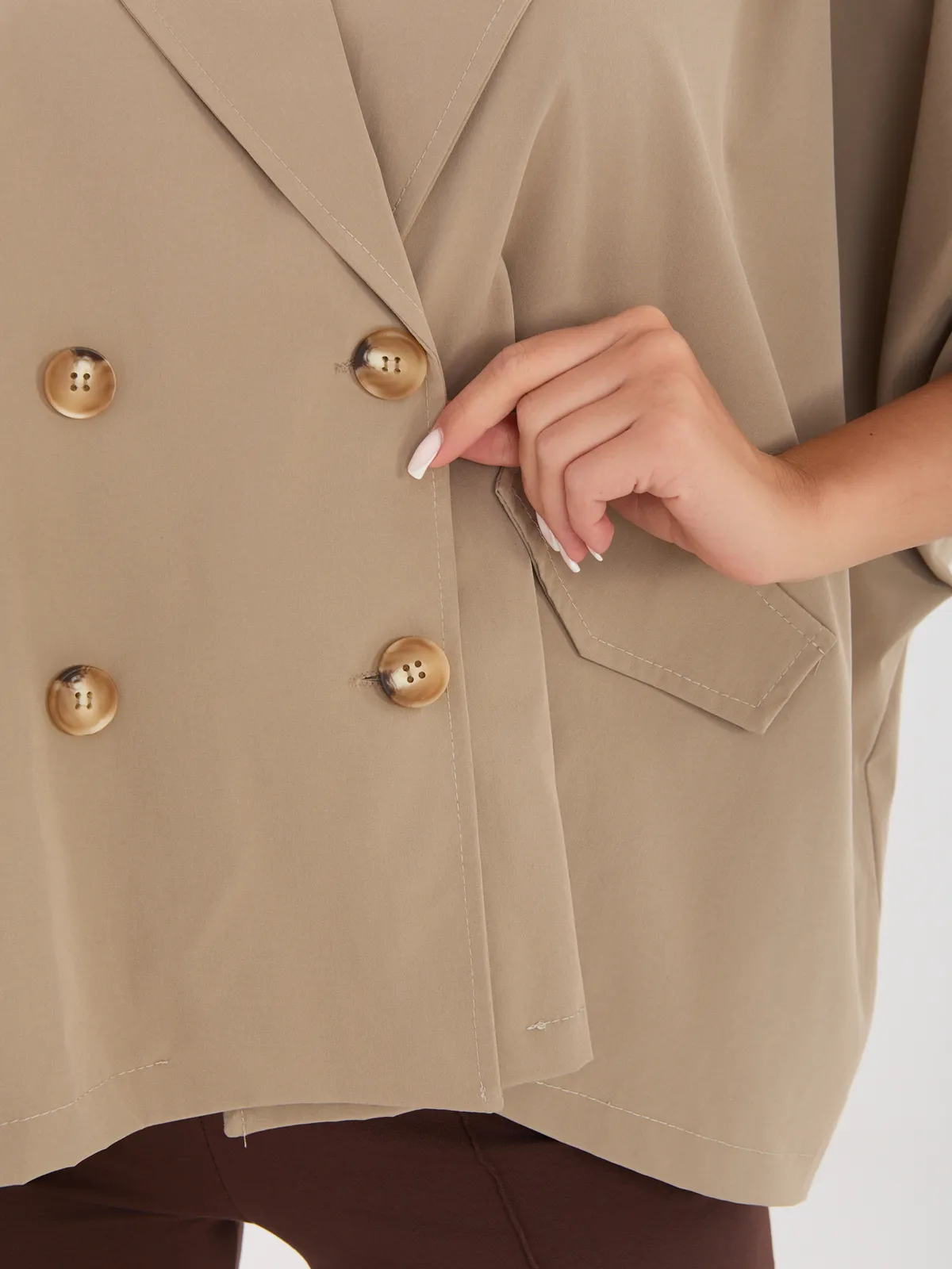 Dwurzędowa narzutka o kroju oversize z klapami - zdjęcie 1