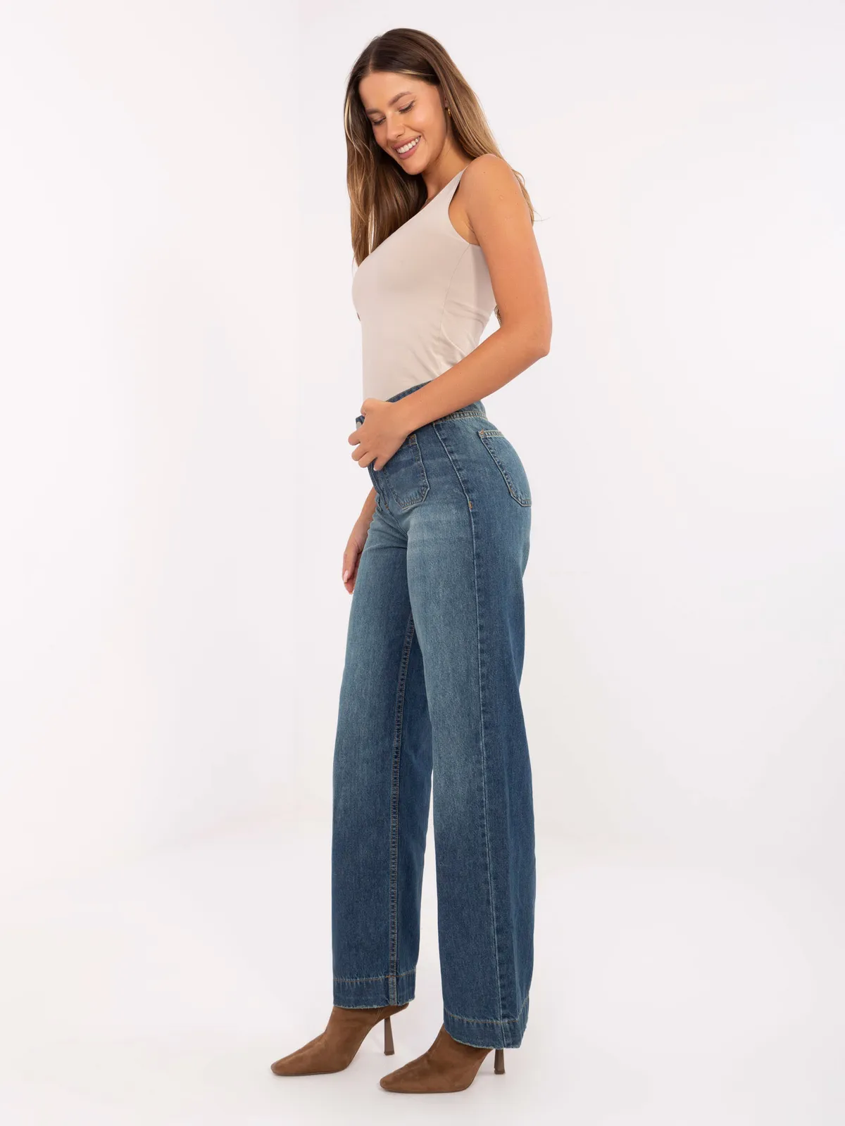 Spodnie jeansowe o kroju wide leg z kieszeniami - zdjęcie 6