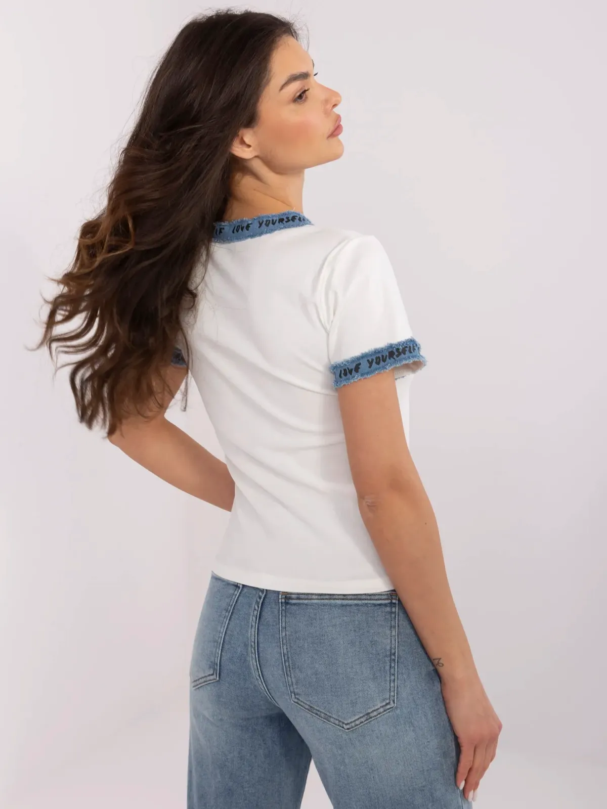 Casualowy t-shirt z ozdobnymi przeszyciami i nadrukiem - zdjęcie 1