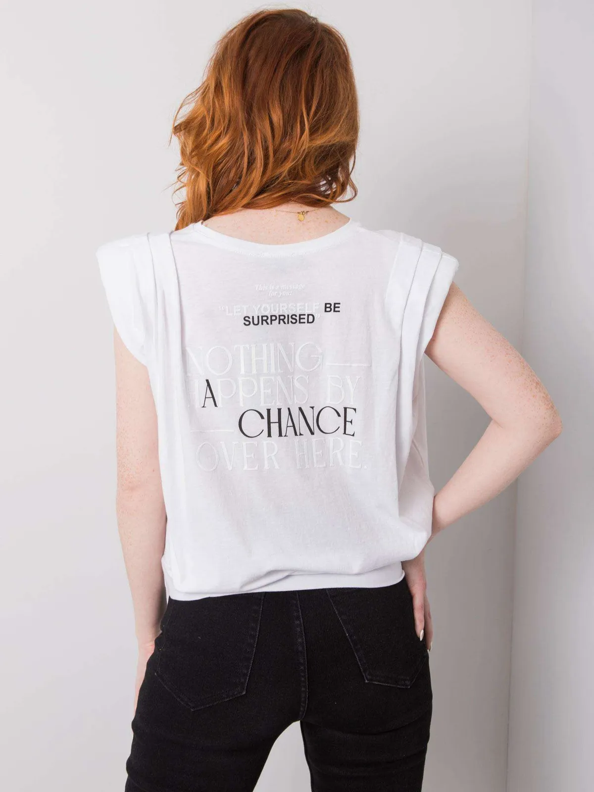 Czarny t-shirt damski z napisami - zdjęcie 4