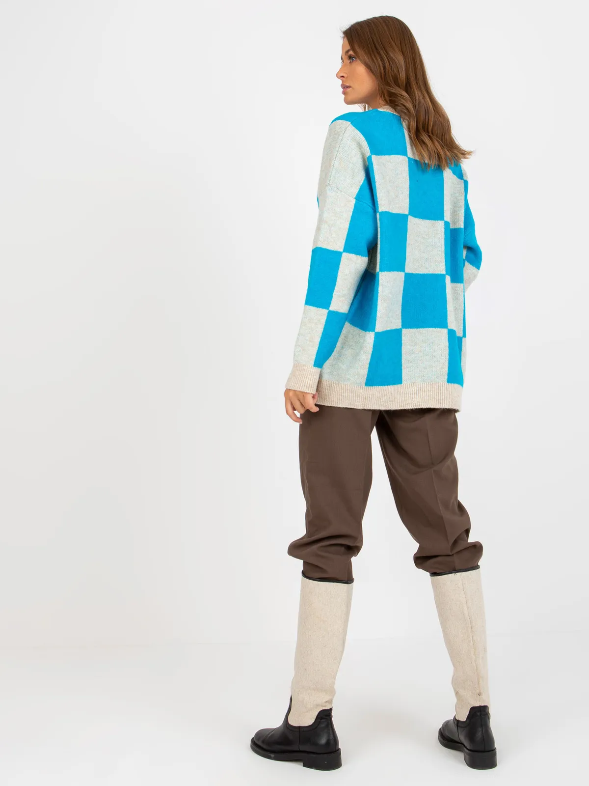 Niebiesko-beżowy damski sweter oversize w kratę - zdjęcie 4