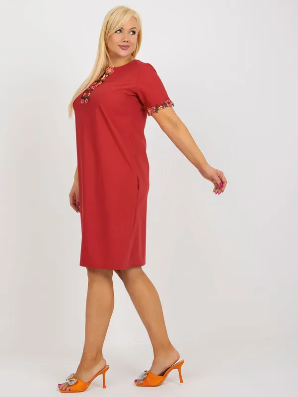 Bordowa bawełniana sukienka plus size z koronką - widok 2
