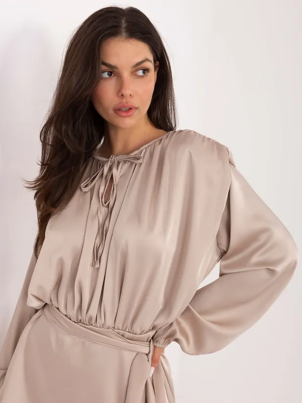 Krótki kombinezon wizytowy z wiązaniem przy szyi