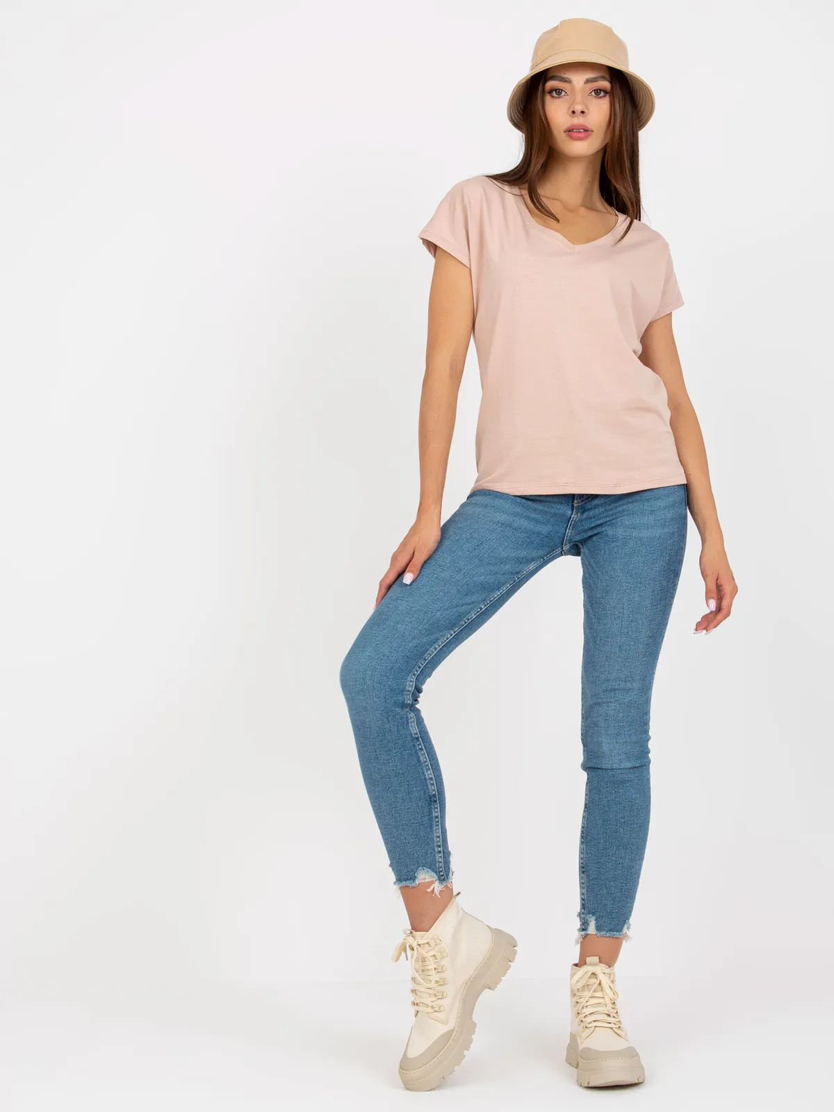 Beżowy damski t-shirt basic z dekoltem w serek - zdjęcie 3
