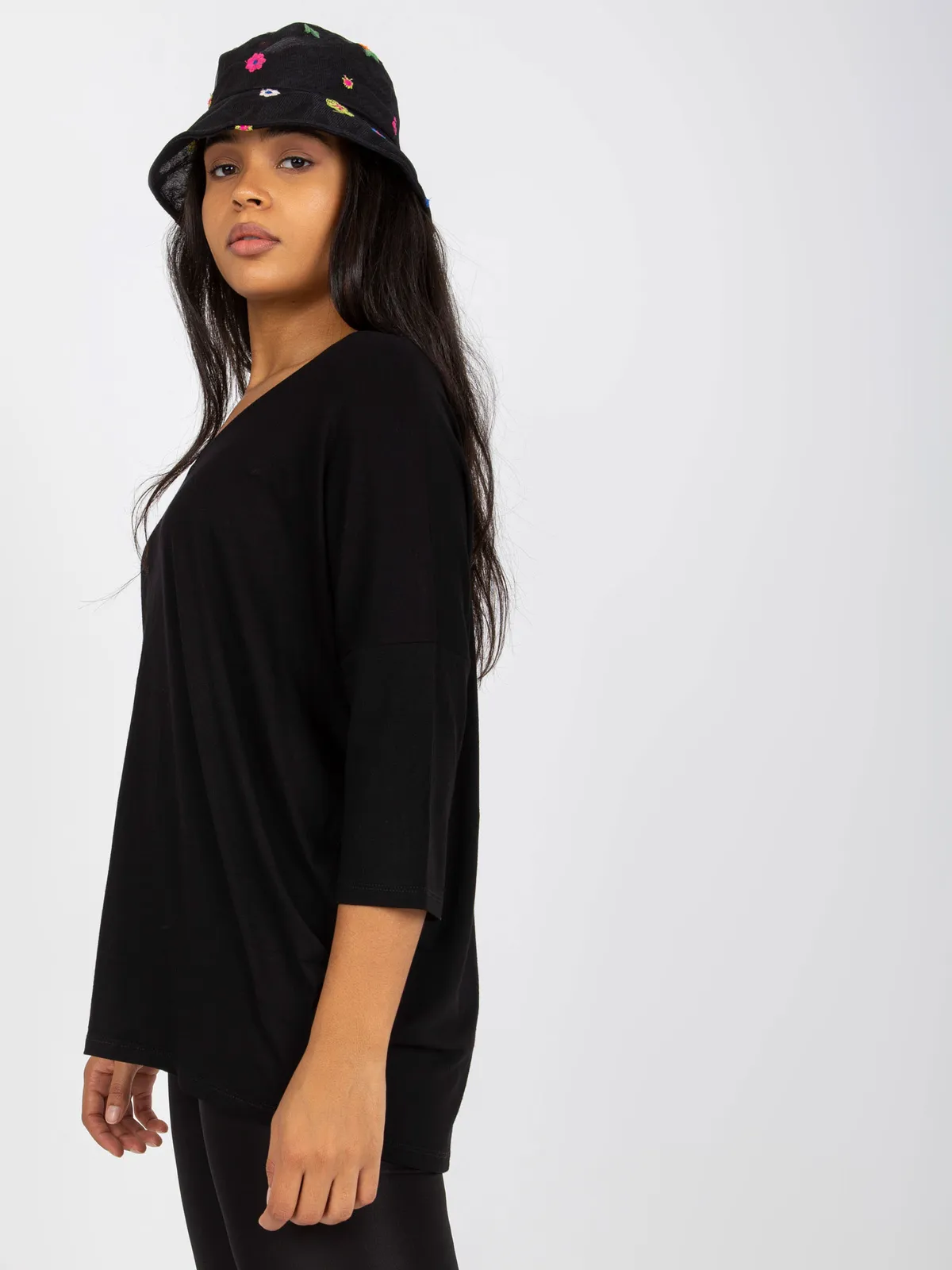 Biała codzienna bluzka plus size z dekoltem w serek - zdjęcie 2