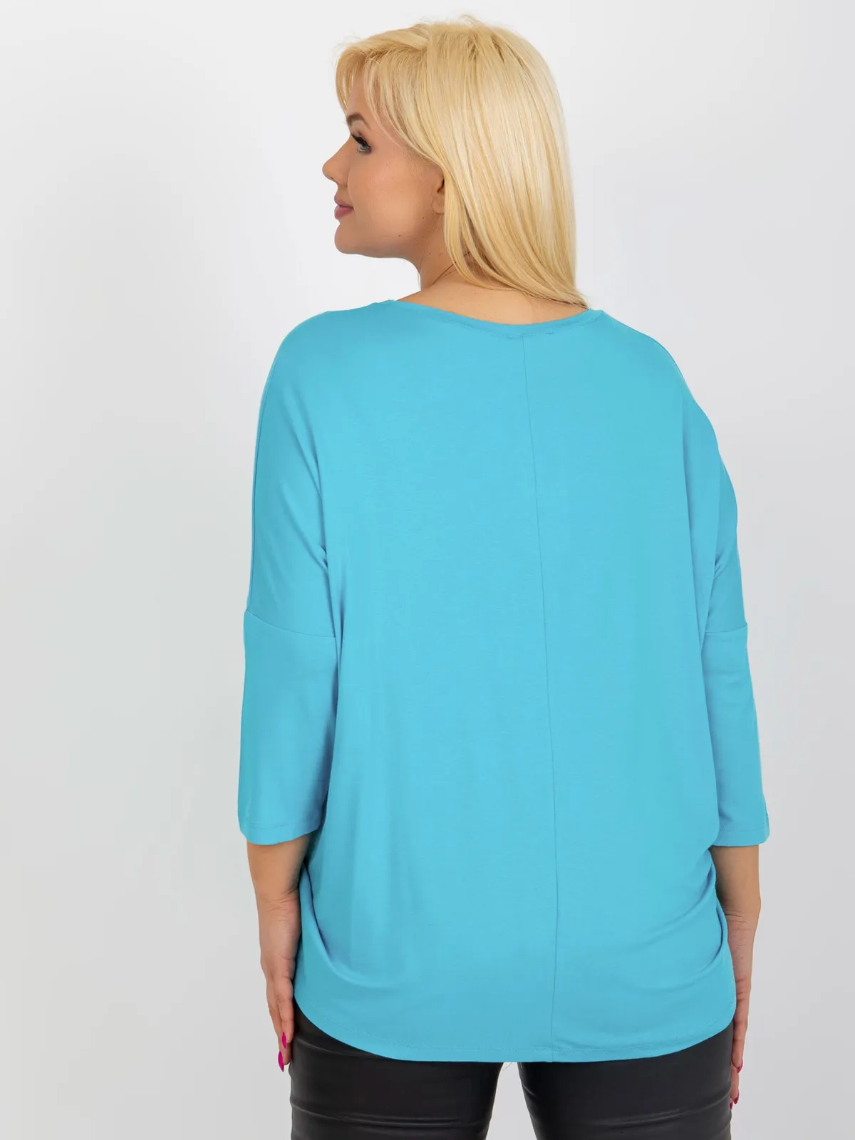 Biała codzienna bluzka plus size z dekoltem w serek - zdjęcie 3