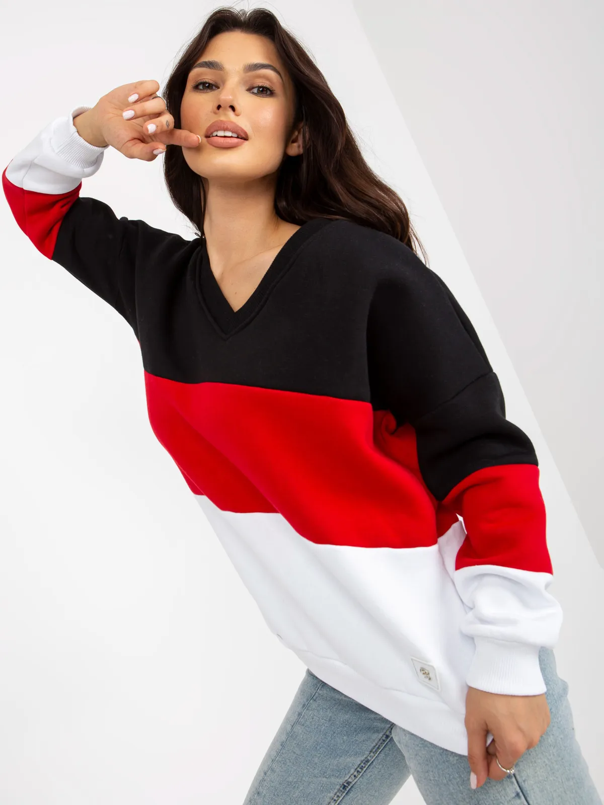 Czarno-beżowa dresowa bluza basic z dekoltem V - zdjęcie 4