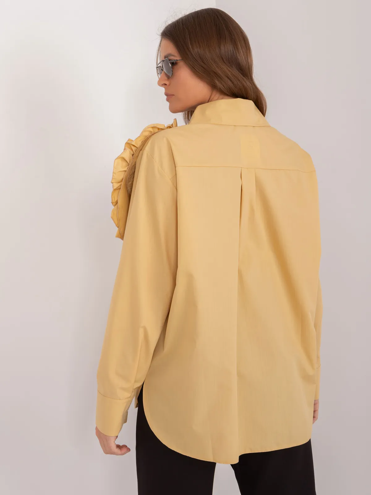 Oversize koszula z ozdobnym kwiatem 3D - zdjęcie 1