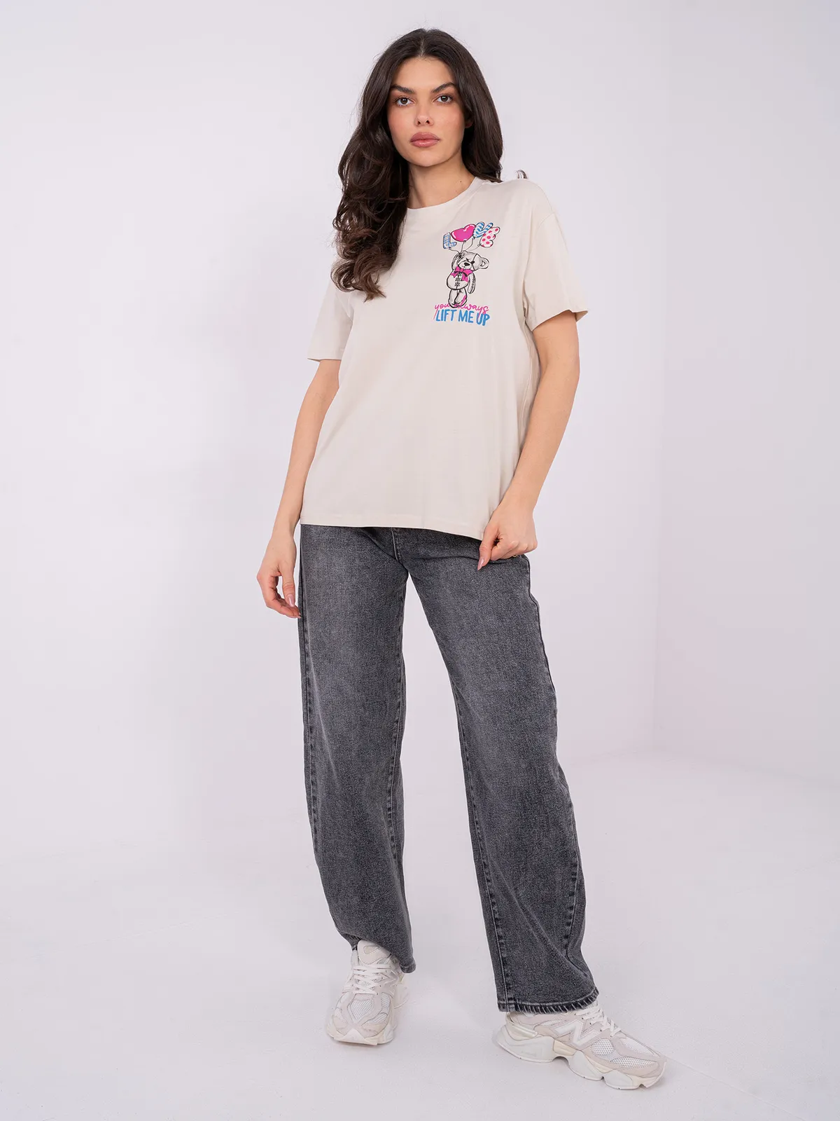Casualowy T-shirt oversize z graficznym motywem misia - zdjęcie 5